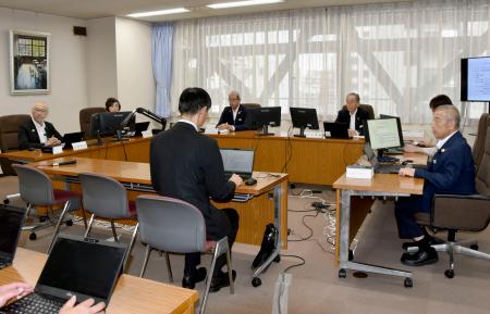 男女別学の高校の共学化について審議した埼玉県教育委員会＝２２日午前、埼玉県庁