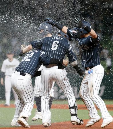 　１２回、オリックスにサヨナラ勝ちし、歓喜する源田（６）ら西武ナイン＝ベルーナドーム