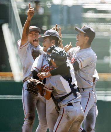 第１０６回全国高校野球選手権大会決勝で関東第一を破って初優勝を果たし、喜ぶ京都国際ナイン＝２３日、甲子園球場