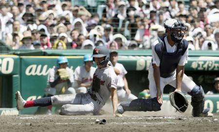 　関東第一―京都国際　タイブレークの１０回表京都国際無死満塁、三谷の右犠飛で生還する三走清水。捕手熊谷＝甲子園