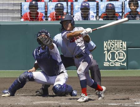 　関東第一―京都国際　タイブレークの１０回表京都国際無死満塁、三谷が右犠飛を放つ。捕手熊谷＝甲子園