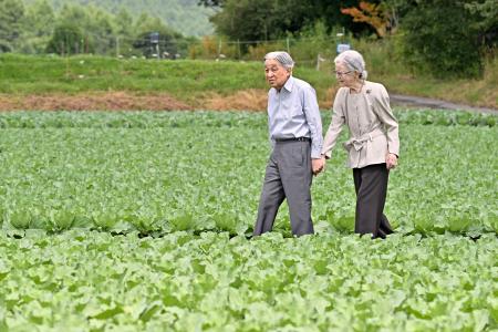 大日向開拓地の野菜畑を散策される上皇ご夫妻＝２３日午前、長野県軽井沢町（代表撮影）