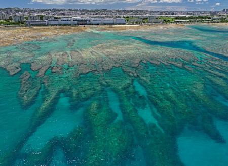 米軍那覇港湾施設（那覇軍港）の移設先となる沖縄県浦添市の沖合＝１日（ドローンから）