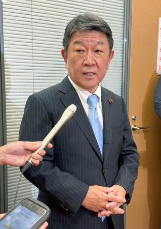 総裁選対応に関し、記者団の取材に応じる自民党の茂木幹事長＝２３日午後、国会