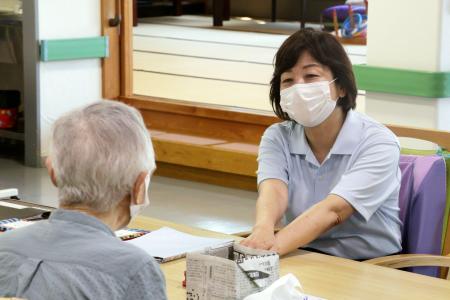 　石川県輪島市内の高齢者福祉施設を視察し、利用者の話を聞く野田元総務相＝２３日午後