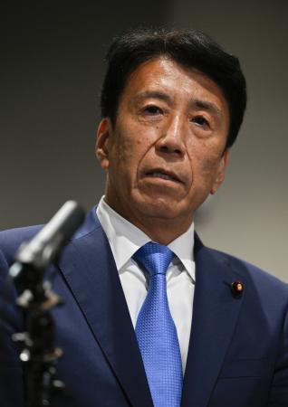 　記者団の取材に応じる斎藤経産相＝２３日午後、経産省