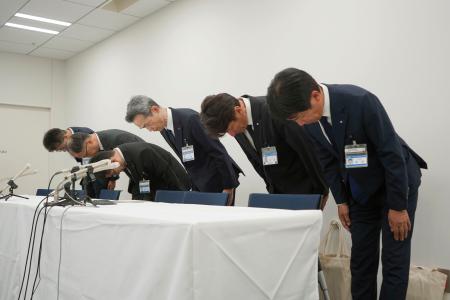 記者会見で謝罪する横浜市教育委員会の幹部ら＝２３日午後、横浜市役所