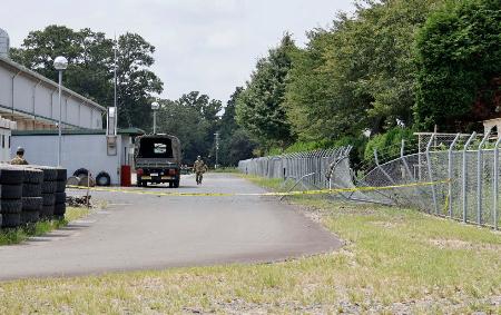 車の侵入で壊れた陸上自衛隊勝田駐屯地のフェンス＝２４日午後、茨城県ひたちなか市