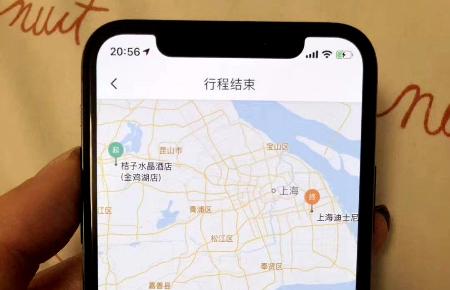 中国上海市の女性が撮影した、元夫のスマホに表示された配車アプリの履歴画面。元夫が浮気相手と上海ディズニーランドを訪れた証拠になった＝２０１８年（本人提供、共同）