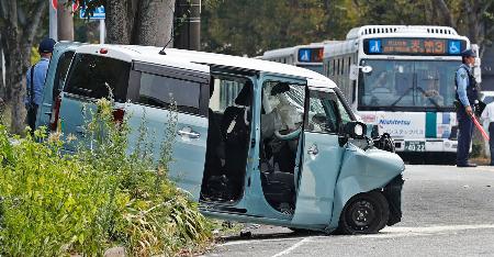 路線バスと衝突した軽乗用車＝１８日、福岡市早良区