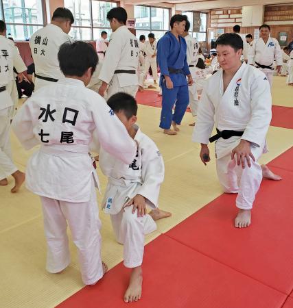 日大柔道部の柔道教室で石川県七尾市の小中学生らを指導する原沢久喜（右端）＝東京都練馬区