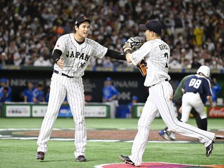 　２０２３年ＷＢＣの準々決勝で源田（右）を迎える大谷＝東京ドーム