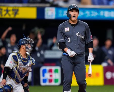 ９回ロッテ２死満塁、決勝の押し出し四球を選んだ代打角中。捕手森＝京セラドーム