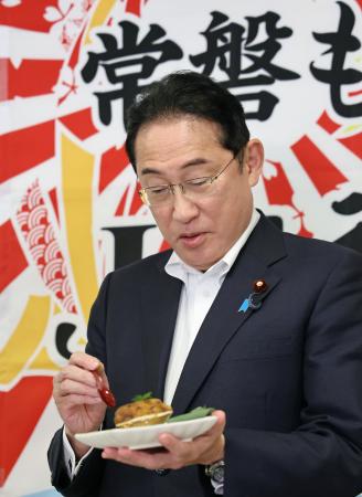 福島県いわき市の小名浜魚市場で海産物などを試食する岸田首相＝２４日午後（代表撮影）