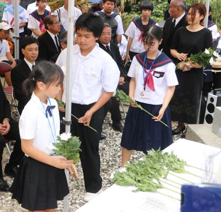 鹿児島県・奄美大島の宇検村で営まれた学童疎開船「対馬丸」の慰霊祭＝２４日午前