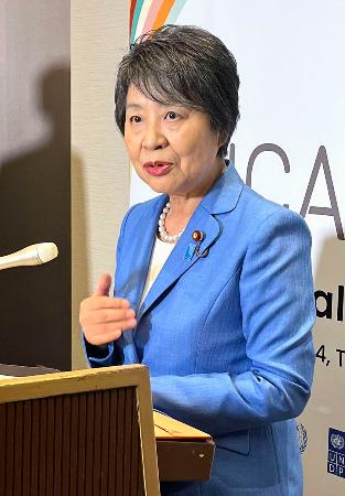 記者団の取材に応じる上川外相＝２５日午後、東京都千代田区