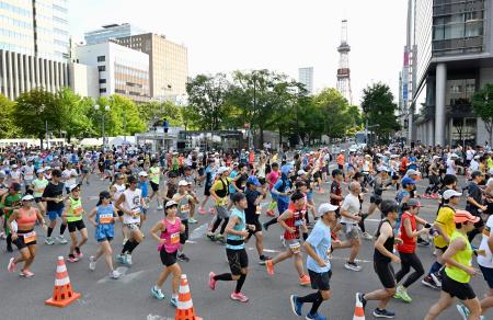 北海道マラソンでスタートするランナー＝２５日午前、札幌市中央区