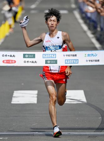 　北海道マラソンの男子で優勝した中村匠吾選手＝２５日午前、札幌市中央区