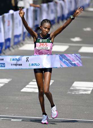 　北海道マラソンの女子で優勝したパウリンカベケ・カムル選手＝２５日午前、札幌市中央区