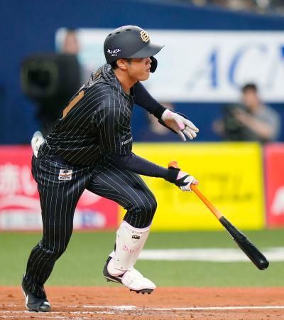 ７回オリックス２死三塁、太田が中堅に先制二塁打を放つ＝京セラドーム