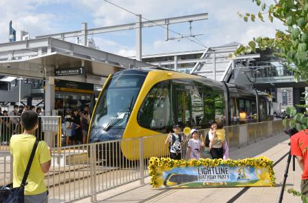 宇都宮市内で開かれた次世代型路面電車（ＬＲＴ）の開業１周年記念イベント＝２５日午後