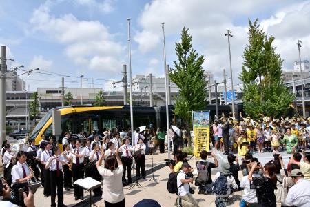 　宇都宮市内で開かれた次世代型路面電車（ＬＲＴ）の開業１周年記念イベントに集まった大勢の市民ら＝２５日午前