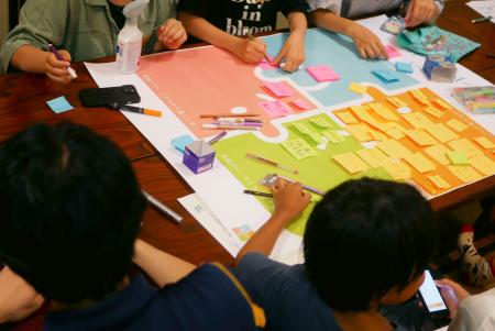 　「＃逃げ活」に参加して自身の気持ちやエピソードを書き出す小学生ら＝７月２７日、神奈川県藤沢市（いのち支える自殺対策推進センター提供）