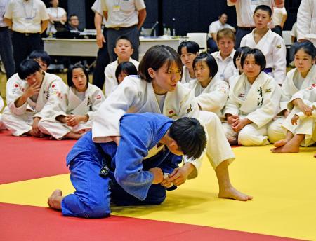 　柔道教室で指導する女子６３キロ級の高市未来（中央）＝２５日、横浜武道館