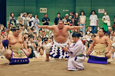 夏巡業最終日に横綱土俵入りを披露する照ノ富士（中央）＝神奈川県横須賀市