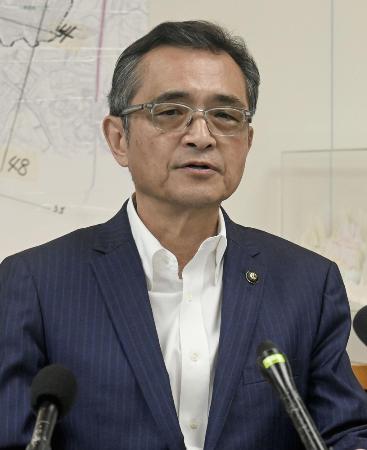 ６月、大阪府箕面市で記者会見する上島一彦氏