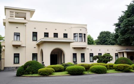 　東京都庭園美術館本館の正面外観＝東京都港区