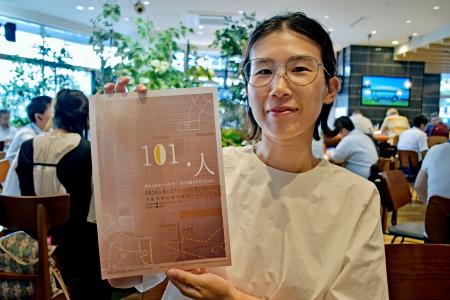 美術展「１０１・人」のチラシを手にする美術家の在日朝鮮人宋明樺さん＝２０日、千葉県船橋市