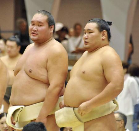 夏巡業の朝稽古で、横綱照ノ富士（左）と言葉を交わす大関豊昇龍＝２３日、東京都大田区