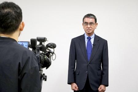 実績や自らが掲げる政策を紹介する動画の撮影に臨む河野氏＝２１日、国会