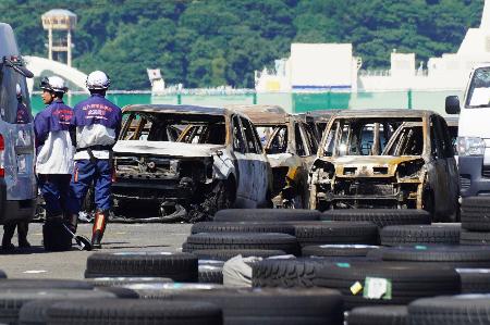 北九州市門司区の火災現場で焼け焦げた輸出用車両＝２６日午前