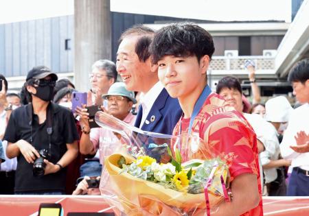 岡山県庁を訪れたパリ五輪体操男子の岡慎之助選手（手前）＝２６日午前