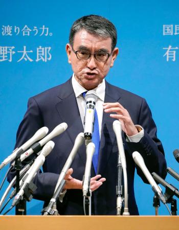 　記者会見で自民党総裁選への立候補を表明する河野デジタル相＝２６日午後、国会