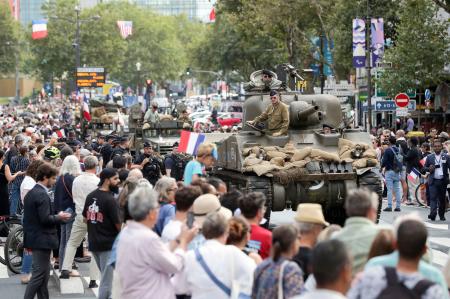 ２５日、パリ解放８０年を祝う軍事パレードに登場した戦車＝パリ（共同）