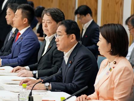 国家戦略特区諮問会議で発言する岸田首相（右手前から２人目）＝２６日午前、首相官邸