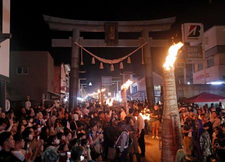 富士山の夏山シーズンの終わりを告げる「吉田の火祭り」＝２６日夜、山梨県富士吉田市