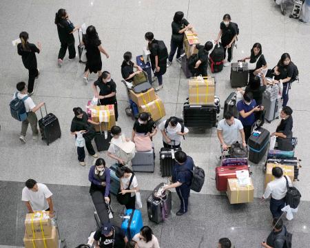 平壌に向かうため経由地の北京の空港に到着した、朝鮮大学校に所属する学生ら＝２６日（共同）