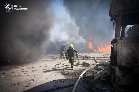 ２６日、ウクライナ・オデッサで、ロシア軍のミサイル攻撃後に発生した火災の消火に当たる当局者（ウクライナ非常事態庁提供、ゲッティ＝共同）