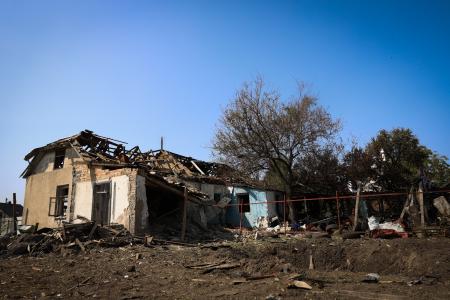 　２６日、ロシアによる攻撃で被害を受けたウクライナ・キーウの住宅（キーウ州政府提供、ゲッティ＝共同）