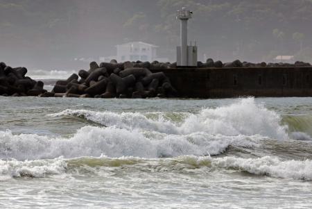 台風１０号の影響で荒波が打ち寄せる宮崎市の海岸＝２７日午前８時５１分