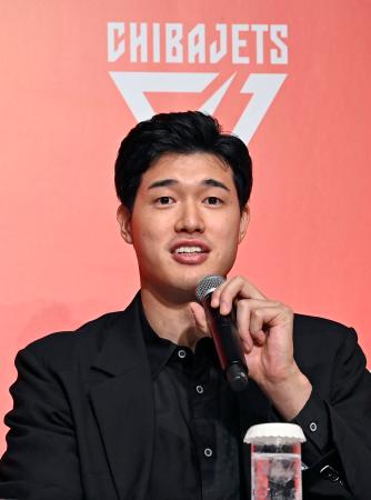 Ｂリーグ千葉Ｊの入団記者会見をする渡辺雄太＝２７日、東京都内のホテル