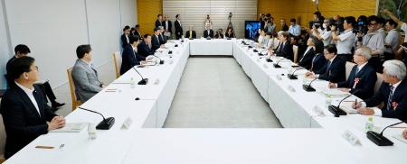 首相官邸で開かれたＧＸ実行会議＝２７日午後