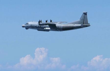 領空侵犯した中国軍のＹ９情報収集機＝２６日、東シナ海上空（防衛省統合幕僚監部提供）