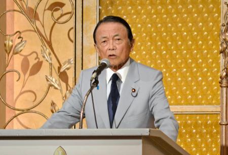 麻生派研修会で講演する自民党の麻生副総裁＝２７日午後、横浜市