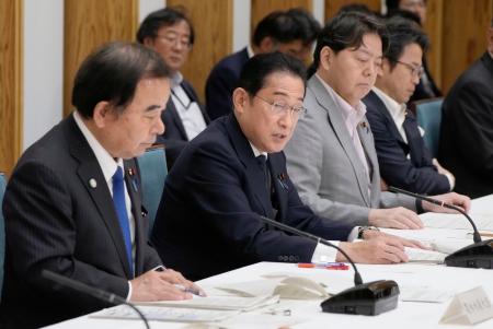 食料安定供給・農林水産業基盤強化本部の会合で発言する岸田首相（左から２人目）＝２７日午後、首相官邸