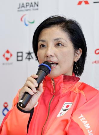 記者会見するパリ・パラリンピック日本選手団の田口亜希団長＝２７日、パリ郊外（共同）